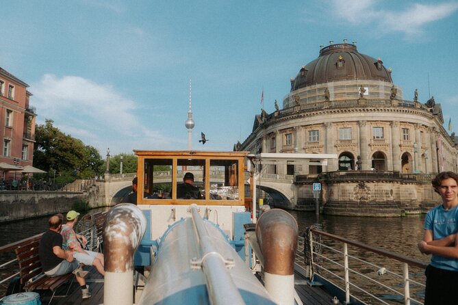 1-hour Sightseeing Boat Cruise Through Historic City Center - Space, atmosphere, and group size