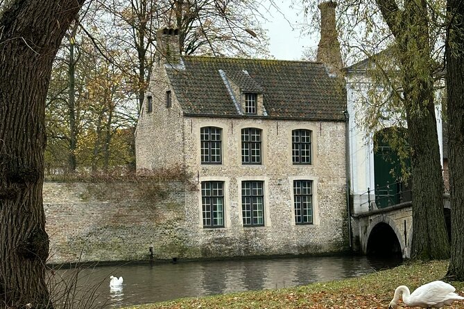 2-Hour Historical Walking Tour in Bruges with Praline Included - The Dijver, Rosary Quay, and the best photographs
