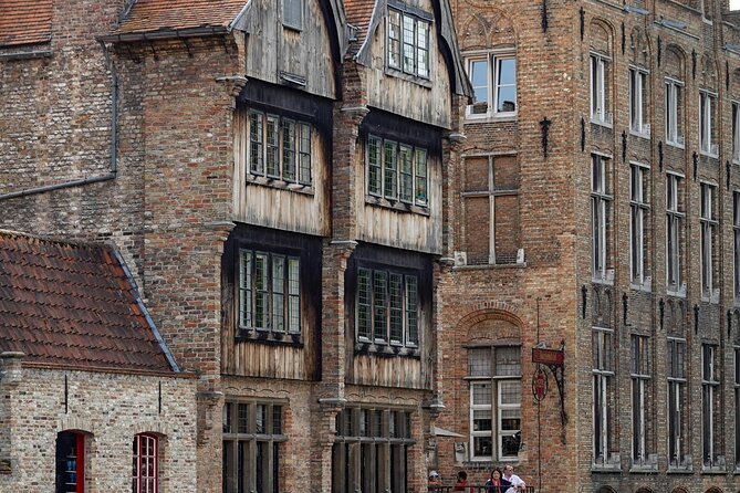 2-Hour Historical Walking Tour in Bruges with Praline Included - What the guides add to the walk