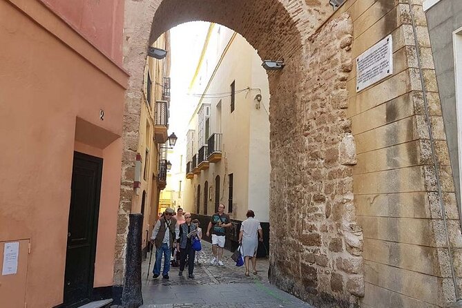 2 Hours Tour around Cádiz: History, anecdotes and curiosities - What the guide does best