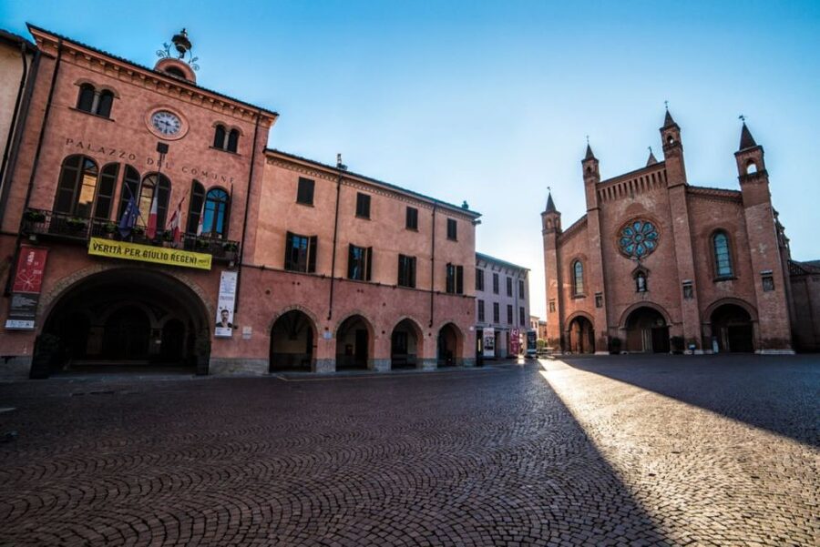 Alba: Historic Town Highlights Guided Walking Tour - The mid-tour break and photo stop