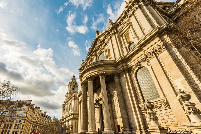 American Heritage in London 4 Hour Private Tour in a Black Cab - Norfolk House brings the tour to D-Day