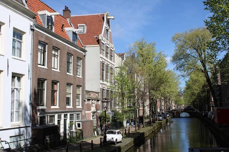 Amsterdam: 2-hour History & Culture tour with a Local - Nieuwmarkt and the wartime story
