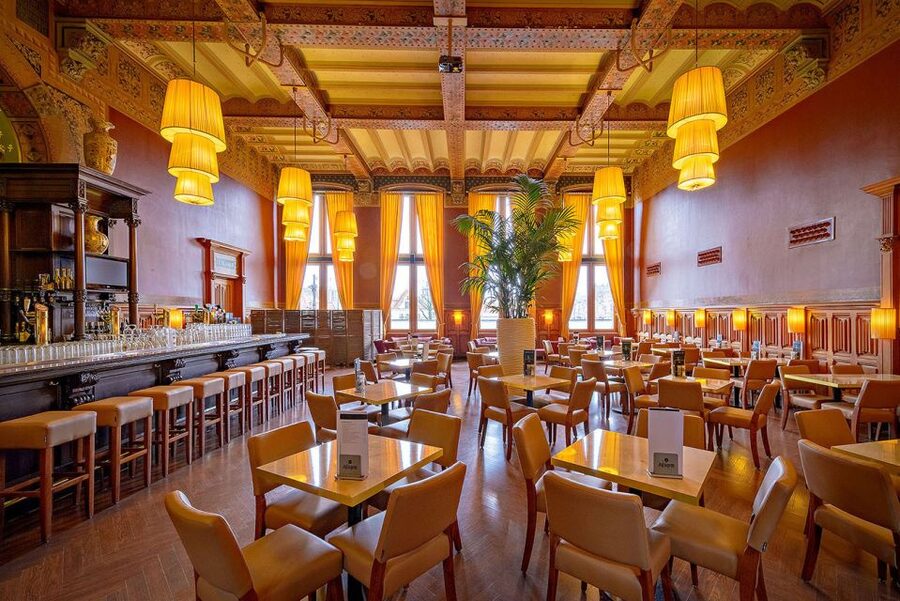 Amsterdam: 3-Course Meal in Historic 1st Class Waiting Rooms - Main courses: generous portions and familiar sauces