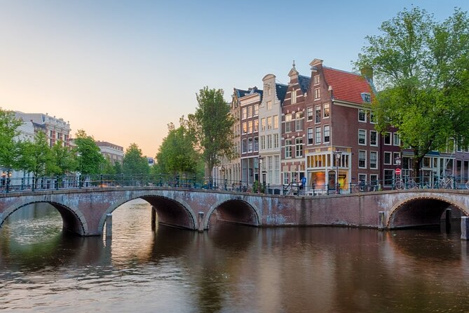 Amsterdam: Haunted History and Ghost Walking Tour - The Nieuwe Kerk and the weight beneath the ceremonies