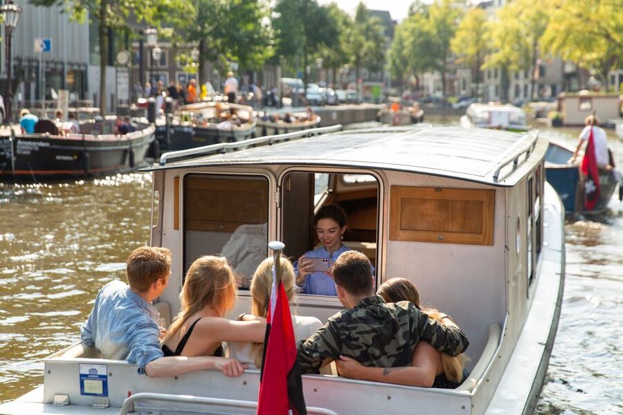 Amsterdam: Historic Boat Cruise with open bar and nibbles - One hour through Amsterdam-Centrum