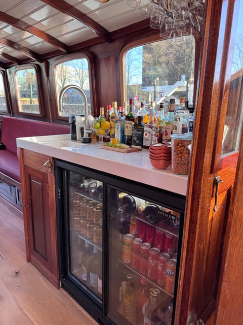 Amsterdam: Historic Boat Cruise with open bar and nibbles - Who should book this canal cruise?