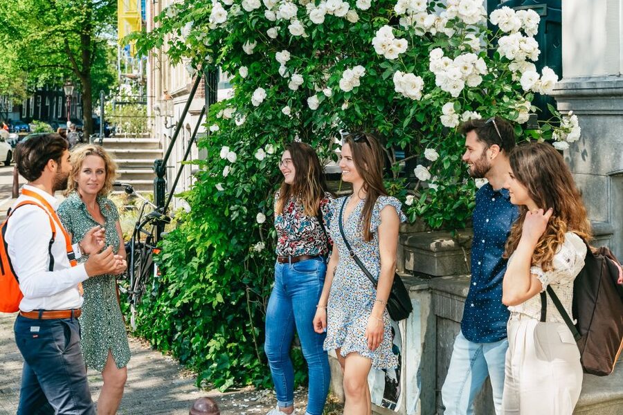 Amsterdam: Historical Highlights Walking Tour with Tasting - Begijnhof and the quieter side of central Amsterdam