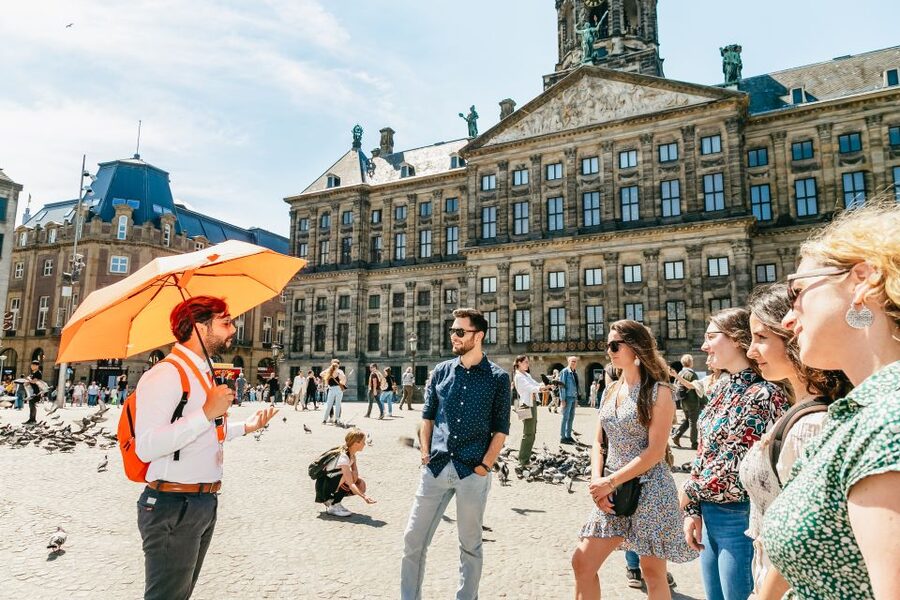 Amsterdam: Historical Highlights Walking Tour with Tasting - Guides who keep the history human