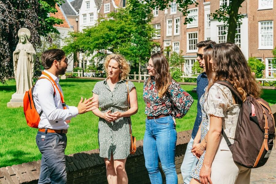 Amsterdam: Historical Highlights Walking Tour with Tasting - Group size, language, and the walking conditions