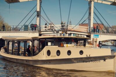 Luxury Canal Cruise with Historic VR Experience