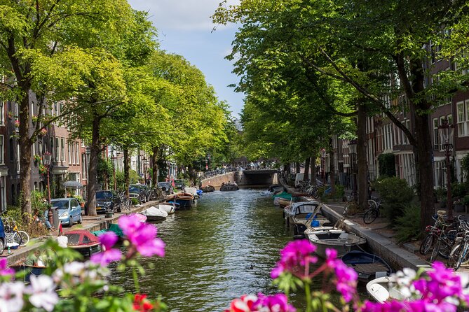 Amsterdam Walking Tour: Urban Legends & History with local guide - The quiet Begijnhof and its eerie resident