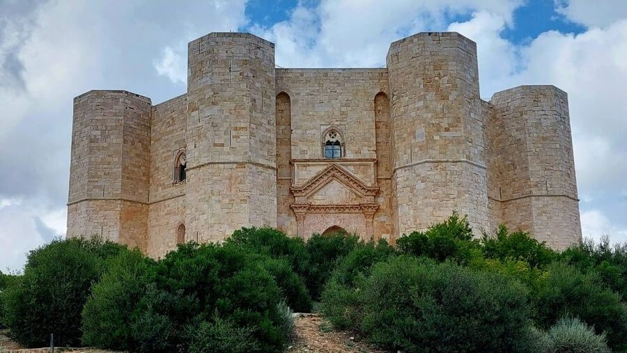 Andria: Castel del Monte Private Historical Tour - Seeing the castle from outside first