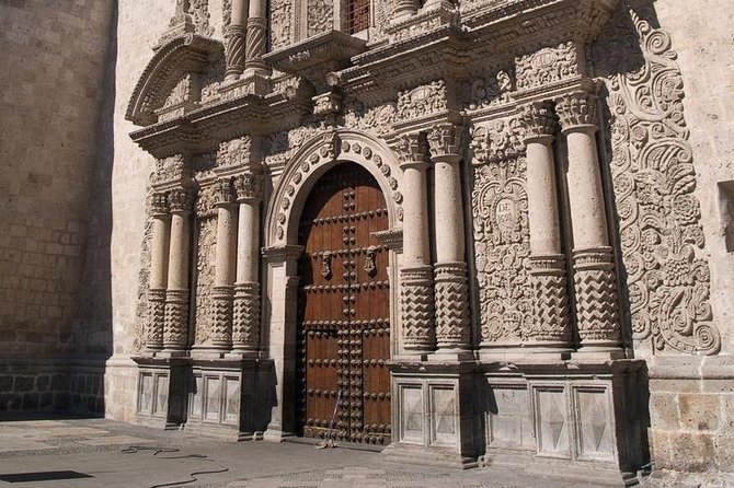 Arequipa, Historic and Colonial City and Santa Catalina Monastery - Plaza de Armas, the cathedral, and the Jesuit cloisters