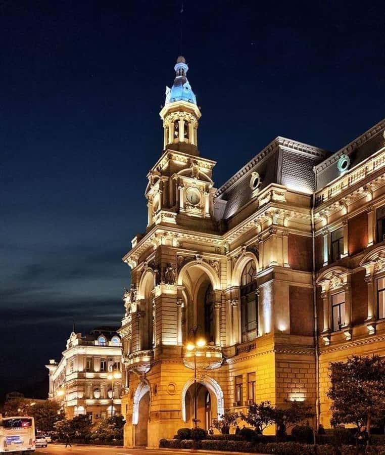 Baku Historical and modern tour in 2-3 hours+FREE Night tour - The Miniature Book Museum, from Shakespeare to a 0.75-millimeter book