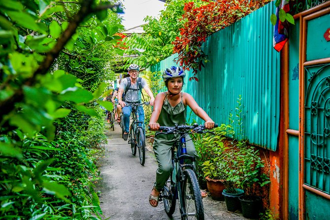 Bangkok: Backstreets and Temple Historic Bike Tour - Crossing the Chao Phraya by local ferry