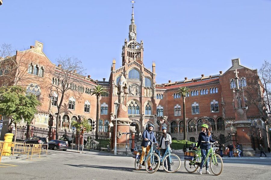 Barcelona: 2.5-Hour Bike or E-Bike Historical Tour - Key points at a glance