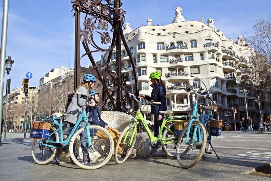 Barcelona: 2.5-Hour Bike or E-Bike Historical Tour - Casa Batlló and La Pedrera from street level