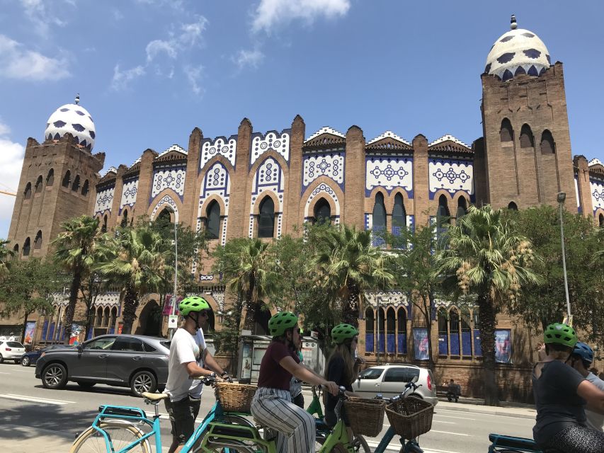 Barcelona: 2.5-Hour Bike or E-Bike Historical Tour - Vila de Gràcia and Casa Vicens