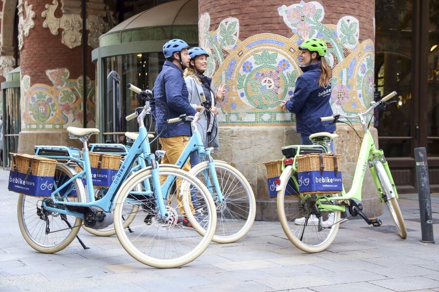 Barcelona: 2.5-Hour Bike or E-Bike Historical Tour - Guides, pace, and group size