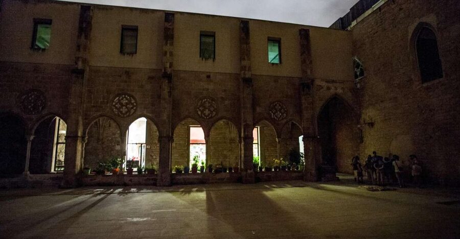 Barcelona: Dark History Night Walking Tour - Meeting beneath the Arc de Triomf