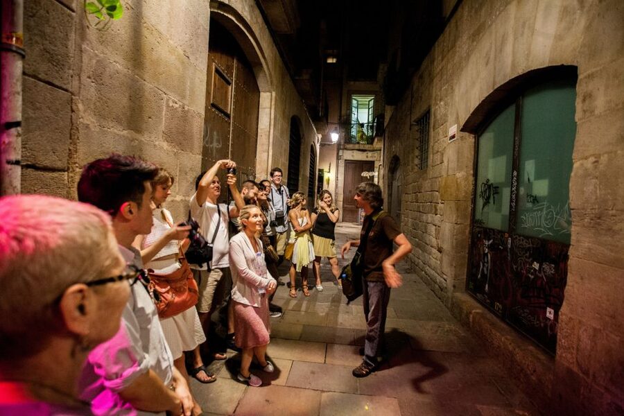 Barcelona: Dark History Night Walking Tour - How much walking and how the pace feels