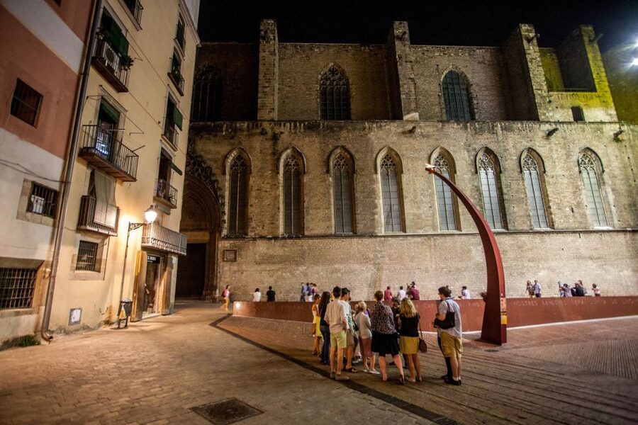 Barcelona: Dark History Night Walking Tour - El Born and La Ribera after sunset