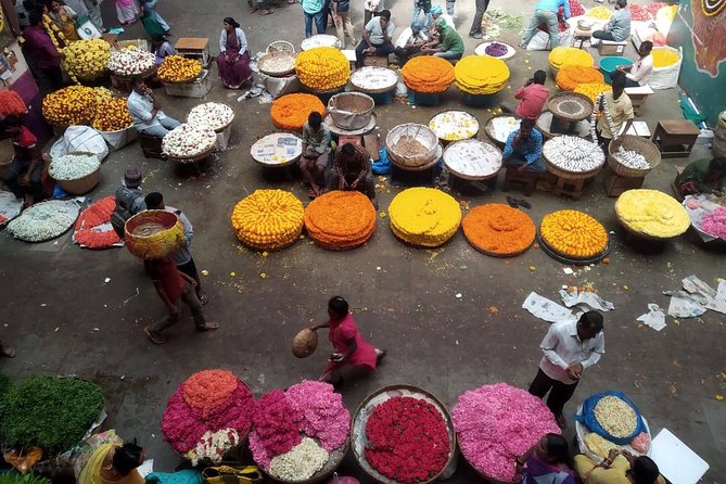 Bengaluru Pete City Market Half-Day Walking Tour - Silk weaving shows the work behind Bengaluru’s textile trade