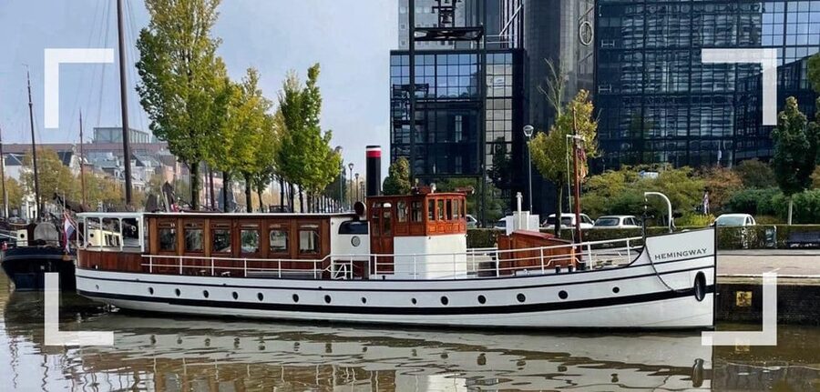 Berlin: Historic Boat Sightseeing City Center Tour - Nikolaiviertel and the Tränenpalast