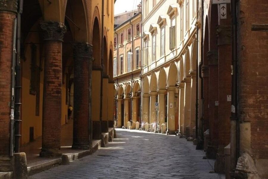 Bologna : Historic Center Walking Tour - Piazza Maggiore and the scale of Bologna