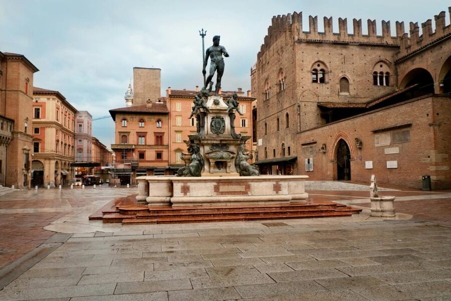 Bologna: Private Top Historical Sites Guided Walking Tour - Mercato di Mezzo and the city’s food culture