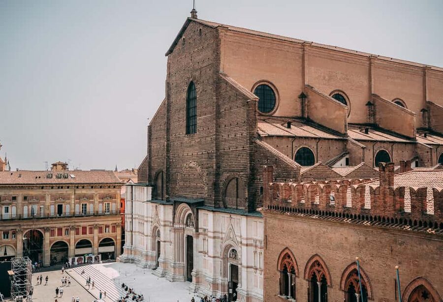Bologna: Small-Group Tour with the Historic Archiginnasio - Quadrilatero Market: Bologna’s edible center