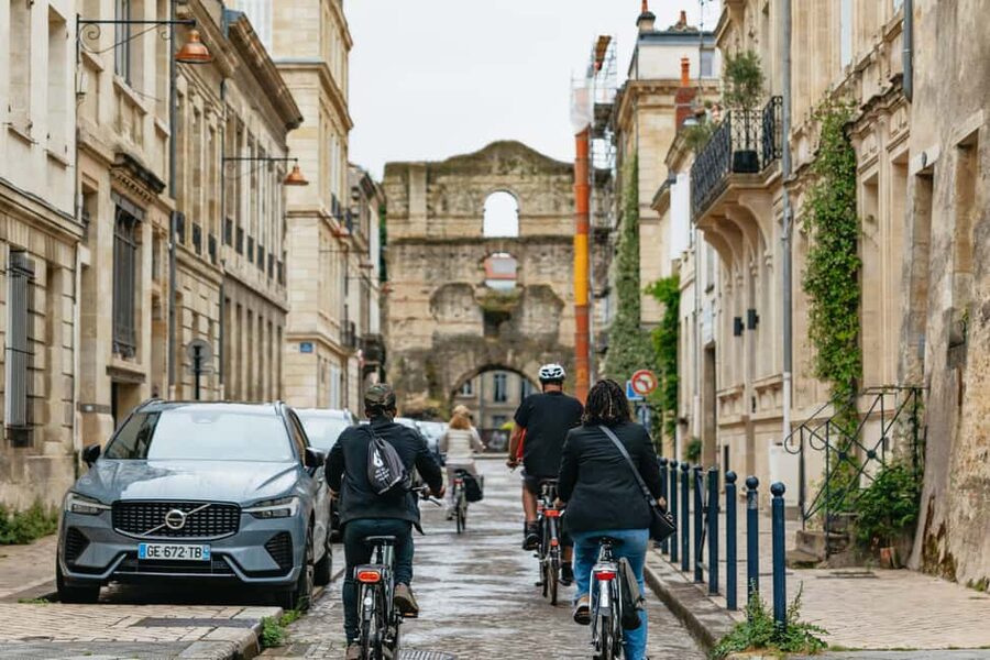 Bordeaux: Historic Center & Chartrons District Bike Tour - What the guides do well
