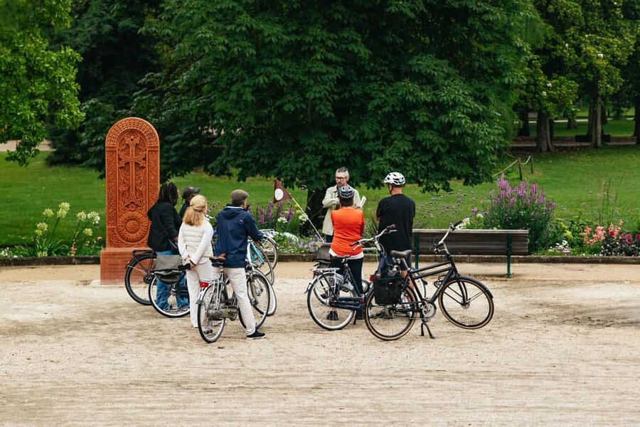 Bordeaux: Historic Center & Chartrons District Bike Tour - Place des Grands Hommes and Notre-Dame de Bordeaux