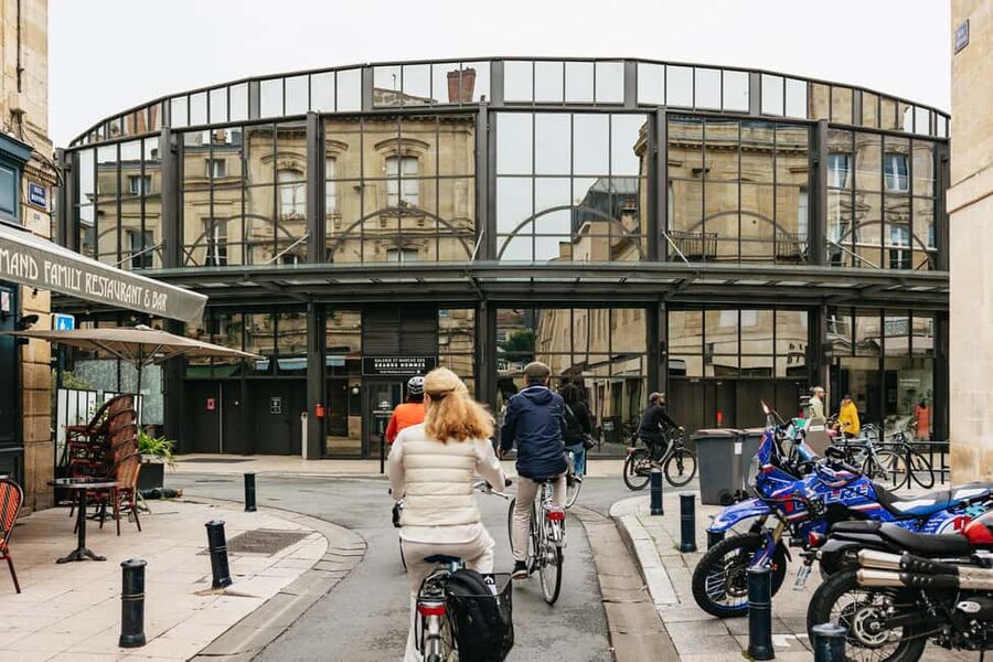 Bordeaux: Historic Center & Chartrons District Bike Tour - Rue Notre-Dame and Cours Xavier Arnozan