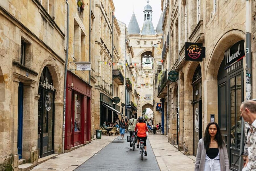 Bordeaux: Historic Center & Chartrons District Bike Tour - Jardin Public to Palais Gallien: a calm start with ancient roots
