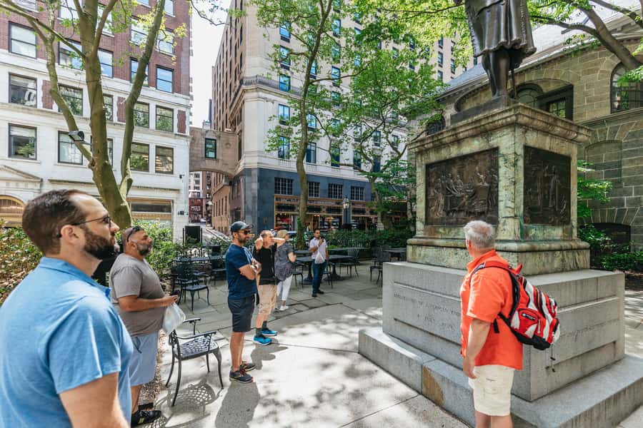 Boston History & Highlights Tour: From Revolution to Today - Massachusetts State House and the weekday difference