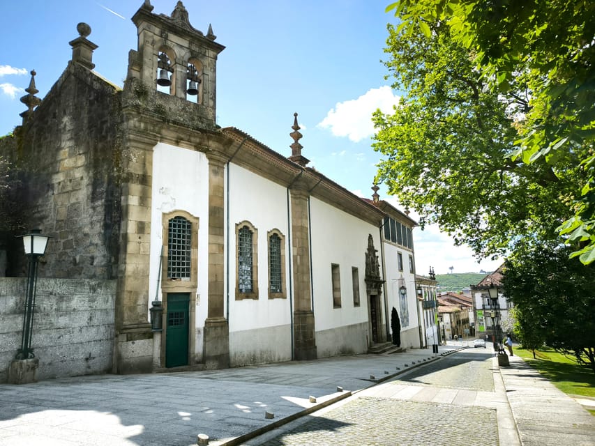 Braga & Guimarães Tour: Small Historical Group Tour - Lunch brings Vinho Verde to the table