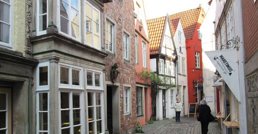 Bremen: Walking Tour of Historic Schnoor District - Meeting at Die Glocke and entering the quarter
