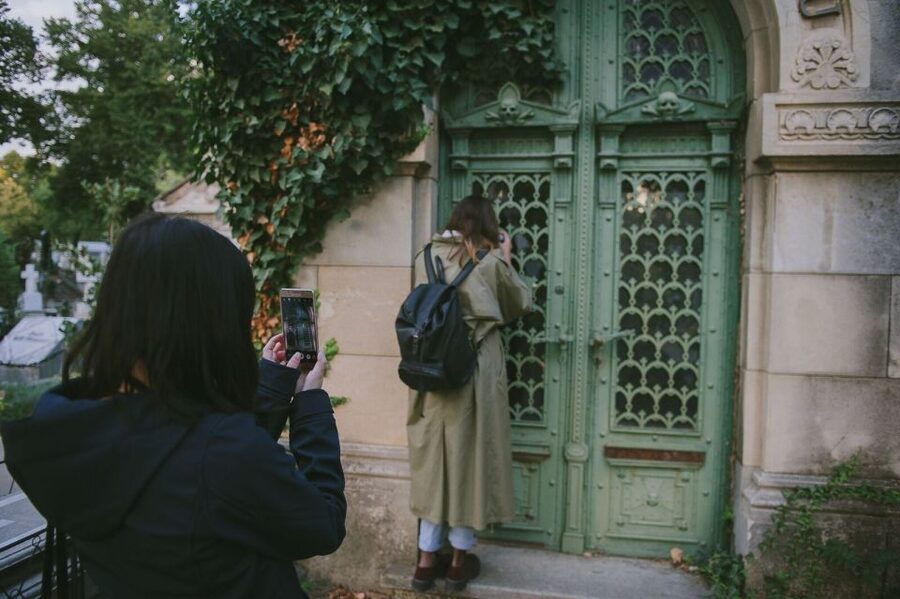 Bucharest: 3-Hour Dark History Tour with a Local - Bellu Cemetery, Bucharest’s open-air memorial gallery
