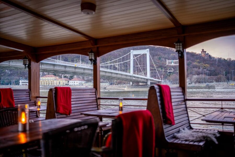 Budapest: Historic Cruise with Welcome Drink - Who should choose this cruise?