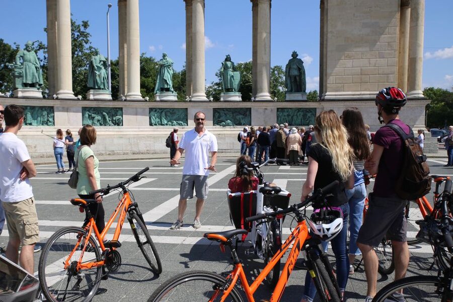 Budapest: Historic Downtown Bicycle Ride with Scenic Views - Opera, Basilica, Liberty Square, and Parliament