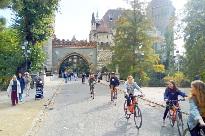 Budapest Historic Downtown Bicycle Tour in small groups - Parliament and the Danube memorial