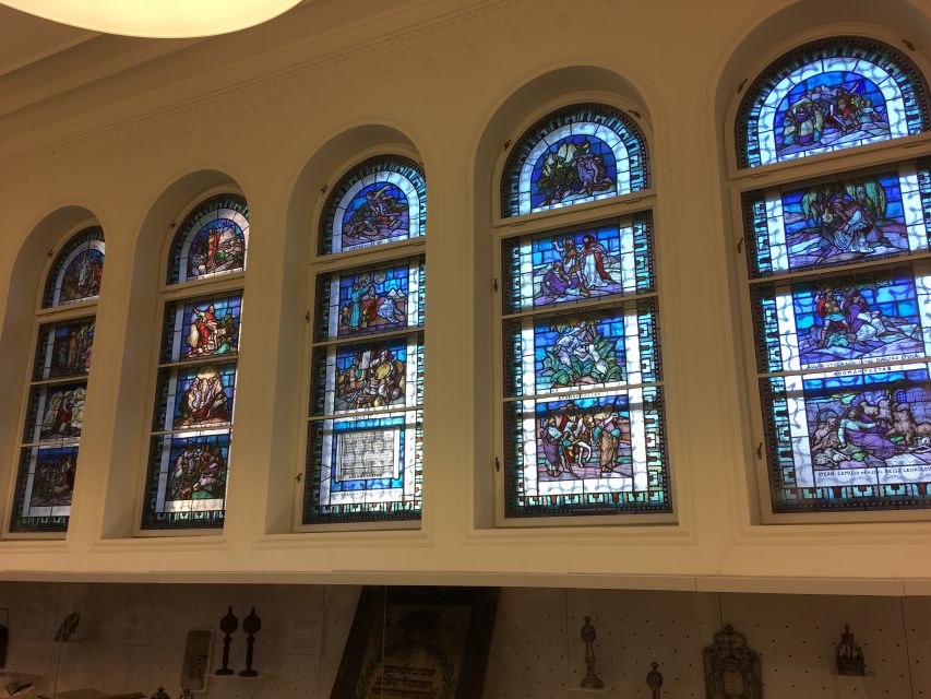 Budapest: Jewish Heritage Guided Tour with Synagogue Ticket - What the guides add to the experience
