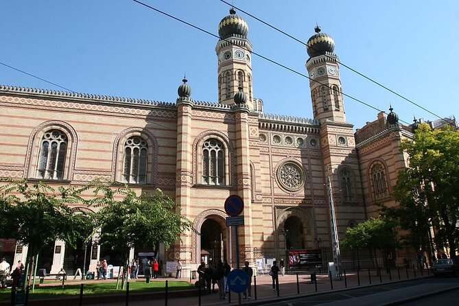 Budapest Jewish Heritage Memorial Walking Tour & Synagogue Entry - Starting at Dohány Street Synagogue