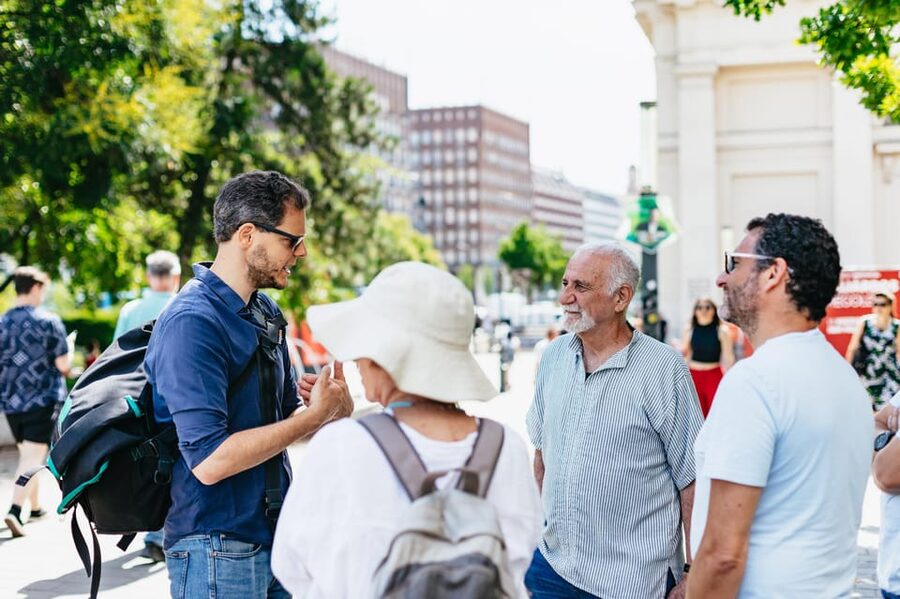 Budapest: Jewish History Guided Walking Tour with Historian - Gozsdu Passage, ruin pubs, and street art