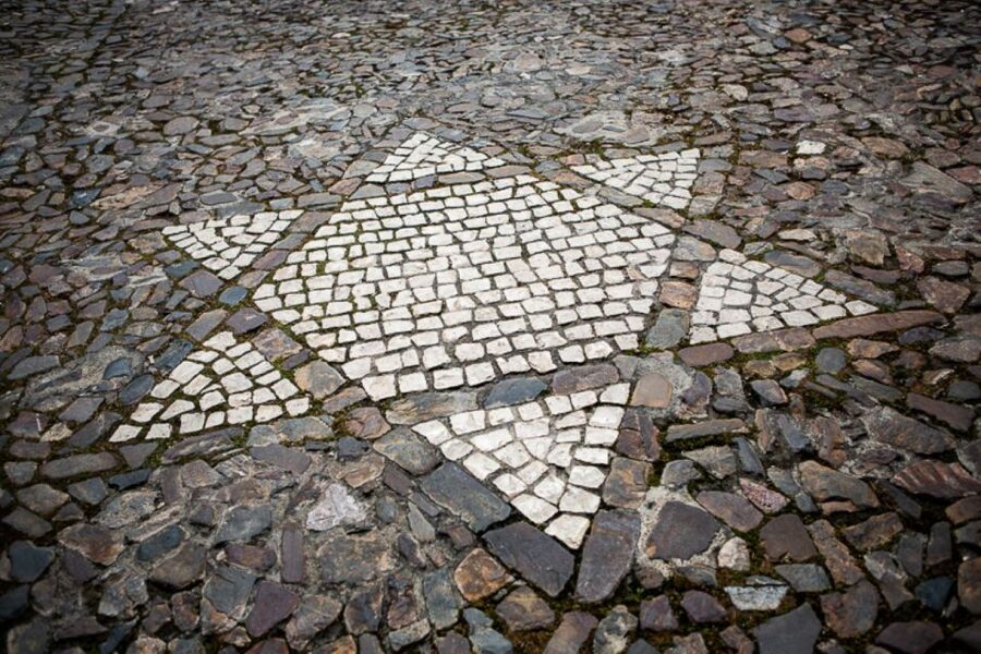 Caceres: Highlights, History and Jewish Quarter Walking Tour - What the guide adds to the buildings