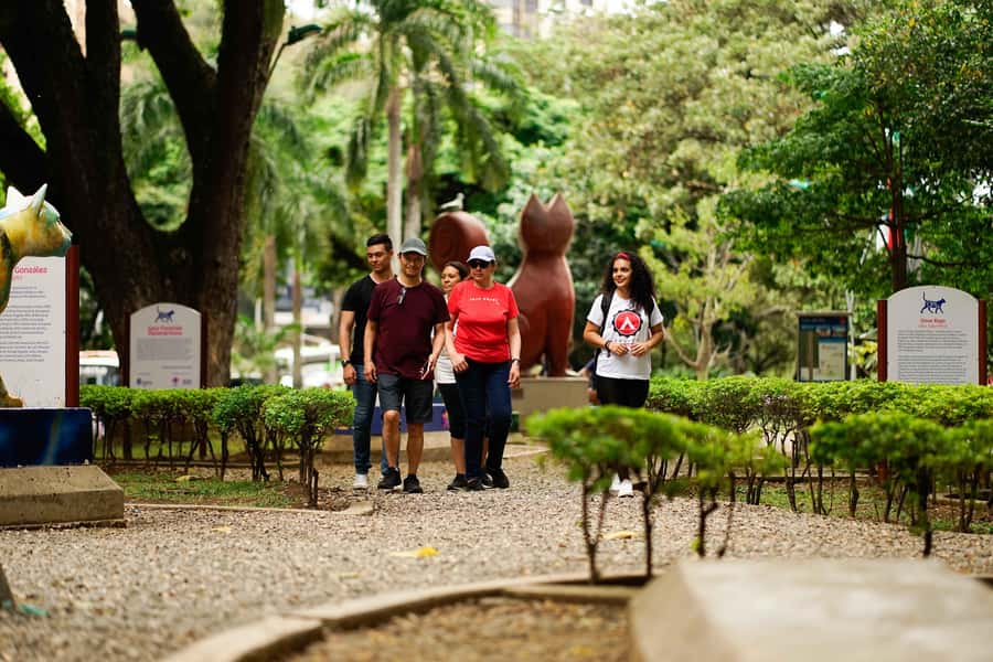 Cali: Walking tour of the historic center - A local drink along the boulevard