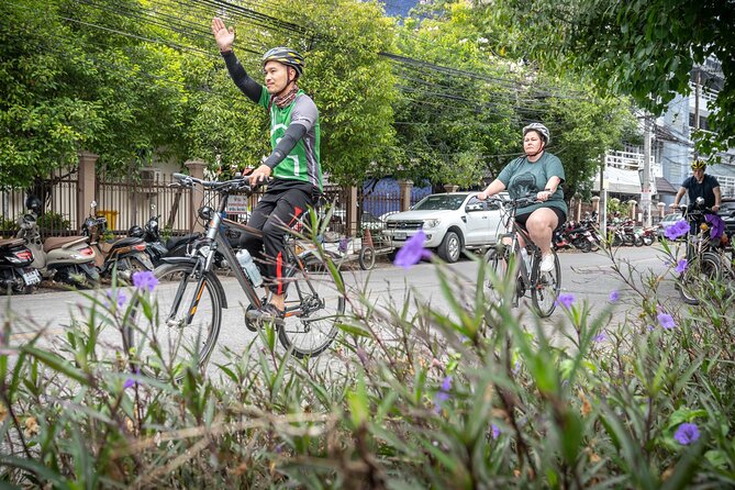 Chiang Mai: Historic Old City Bike Tour - Morning or Night - Wat Inthakhin and the symbolic center
