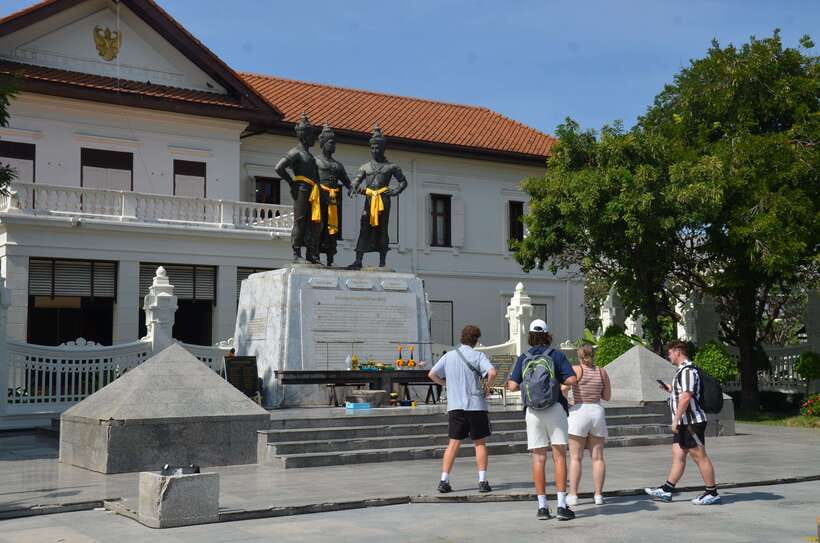 Chiang Mai: Historic Temples and City Guided Walking Tour - Wat Phan Tao, a quieter stop with royal connections